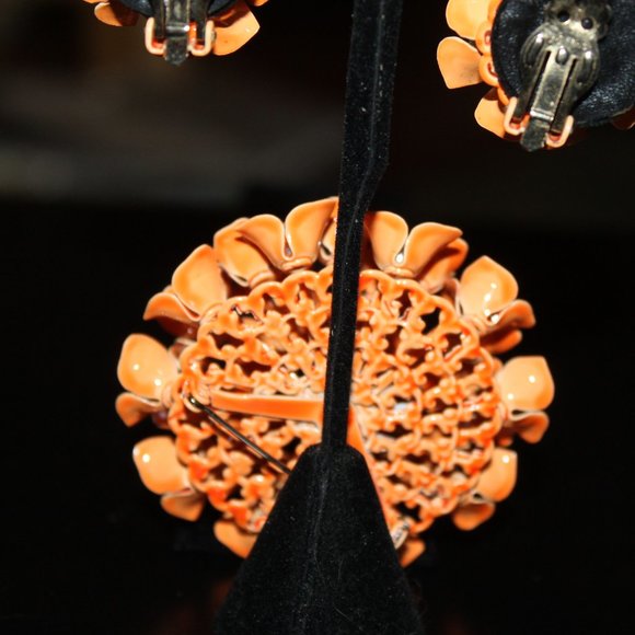 Beautiful Enamel and baby pearls adorn this brooch & clip back earrings - Picture 8 of 16